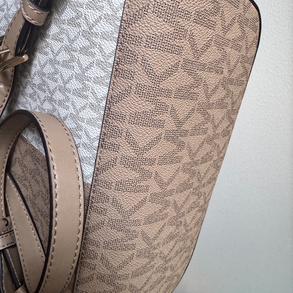 ♥️NWT Michael Kors Womens Rhea Zip Medium Backpack Vanilla Multi♥️ - Picture 6 of 12